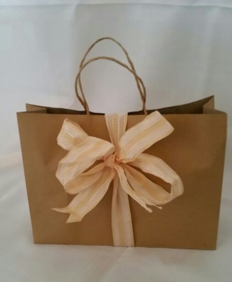 Gift Packing Ideas Paper Bags, Gift Bag Presentation, Gift Wrapping Ideas Paper Bag, How To Pack A Bag For Gift, Gift Bag Drawing Ideas, Gift Bag Ribbon Ideas, Ribbon On Gift Bags, Gift Bag Ribbon, Wrapping Shoes Gift Ideas