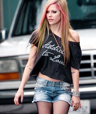 How to dress like Avril Lavigne? I love her style, but I can't seem to find the kinds of things she wears. What stores and styles she mostly wears and shops at. Thanks in advance :D Price range: Just looking for ideas Avril Lavigne Outfits, 90s Grunge Outfits, Avril Levigne, Avril Lavingne, Avril Lavigne Photos, Avril Lavigne Style, Punk Princess, Style Rock, Estilo Punk