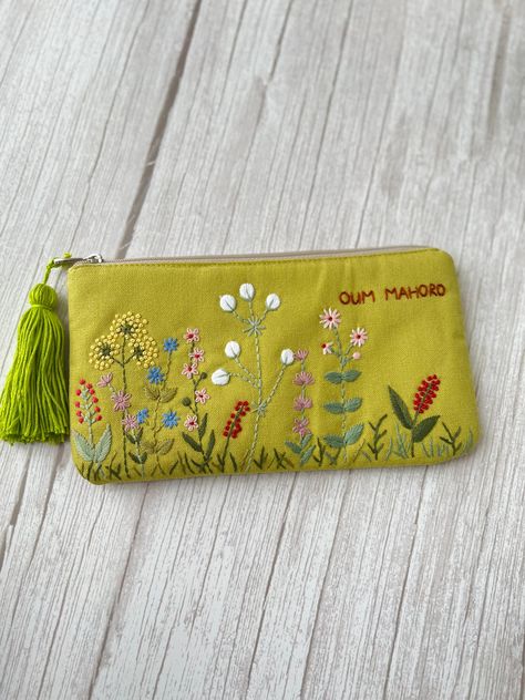 IF YOU NEED A PERSONALIZED DESIGN OR CUSTOM SIZE, PLEASE MESSAGE US. 📍 The pouch is embroidered with beautiful flowers, daisy, flower garden can be customed your names, completely hand-embroidered from Vietnamese craftsmen.  - Material: soft linen combined with embroidery floss - Texture: embroidered flowers and custom text.  - Sizes: 12x18cm and 12*22cm The bag is not only cosmetic bag but can be served as an everyday bag for your sunglasses, headphones, cell phone, jewerly. 📍  You buy this f Embroidery Bags Design, Hand Embroidered Flower, Handmade Makeup Bag, Embroidery Purse, Daisy Embroidery, Flowers Daisy, Handmade Makeup, Hand Embroidery Dress, Hand Embroidery Projects