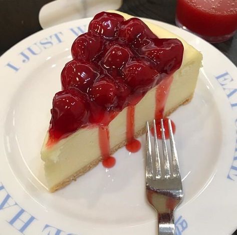 Cherry Cheescake, Cheesecake Aesthetic, Amazing Food Platters, Yummy Cheesecake, Studying Food, Nice Food, Cherry Desserts, Sleepover Food, Rich Desserts