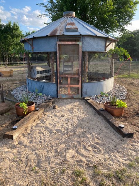 Here is our dyi chicken coop from an old silo we purchased. We have an automatic door for the girls to roam the property during the day ❤️. This is just one of our fun creative projects here on the ranch Chicken Coop Add On Ideas, Decorating Chicken Coop, Silo Chicken Coop, Chicken Houses Coop, Chicken House Ideas, Silo Ideas, Chicken House Plans, Chicken Coop Wire, Como Plantar Pitaya