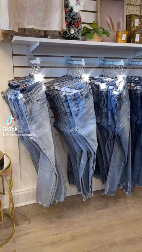 Store Displays Clothing, Store Design Clothing, Boutique Display Ideas Retail Stores, Clothing Boutique Interior Design, Jeans Storage Ideas, Retail Clothing Display, Clothing Boutique Decor, Jeans Storage, Denim 2024