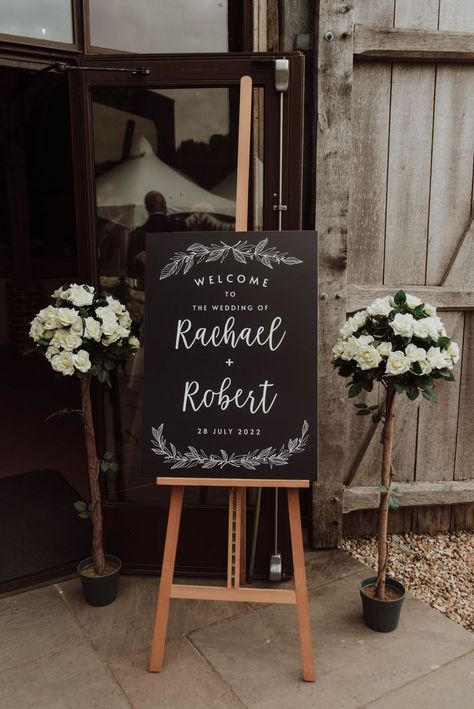 Welcome Board Wedding Entrance, Boho Welcome Sign Wedding, Wedding Boards Signs Entrance, Quote Pernikahan, Black Wedding Sign, Wedding Welcome Sign Black, Contemporary Wedding Decor, Blackboard Wedding, Wedding Diys