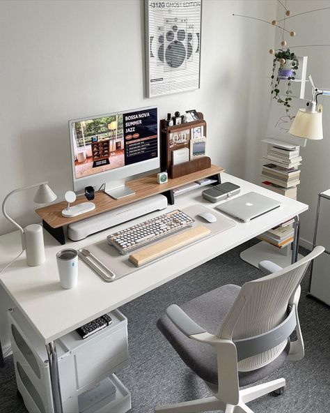 Modern Home Office Desk, Home Studio Setup, Minimalist Desk, Cozy Home Office, Desktop Setup, Desk Inspiration, Desk Inspo, Desk Setups, Workspace Inspiration