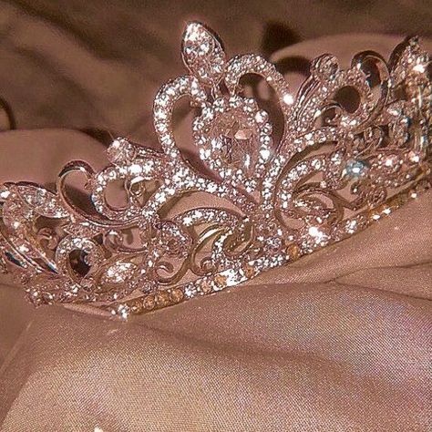 Couronne Aesthetic, Bridergton Aesthetic, Princess Crown Aesthetic, Emi Core, Tiara Aesthetic, Quince Crowns, Quince Crown, Hair Rhinestone, Quinceanera Jewelry