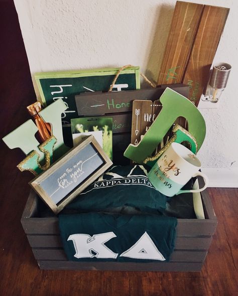 Cool, rustic wooden and green sorority basket from Kappa Delta Kappa Delta Gifts, Sorority Baskets, Big/little Baskets, Little Baskets, Kappa Delta Sorority, Big Little Basket, Sorority Paddles, Big Little Ideas, Sorority Events