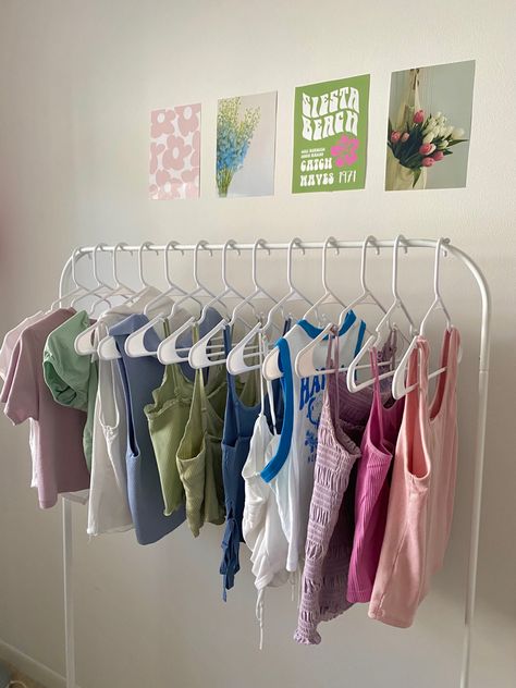 Hanging Racks For Clothes Bedrooms, Preppy Clothing Rack, Aesthetic Wardrobe Ideas, Clothes In Rack Aesthetic, Clothes Wardrobe Aesthetic, Close Racks In Bedroom, Clothing Rack For Bedroom, Room Ideas Aesthetic Clothing Rack, White Clothing Rack Aesthetic