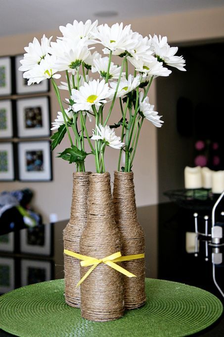 upcycled glass bottles! I think this would be cute for a rustic wedding center pieces. You could even mix and match with mason jars too. Bridal Shower Decorations Diy, Deco Champetre, Diy Casa, Diy Bricolage, Rustic Bridal, Bridal Shower Rustic, Diy Centerpieces, Diy Vase, Deco Floral