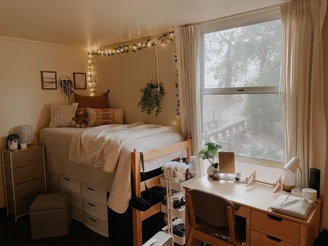 dorm room inspo, boho inspo, boho dorm, dorm decor Minimalist Dorm Room, Chic Dorm Room, Unique Dorm Room, Single Dorm Room, Vintage Dorm, Dorm Room Desk, Minimalist Dorm, Dorm Room Layouts, College Dorm Room Inspiration