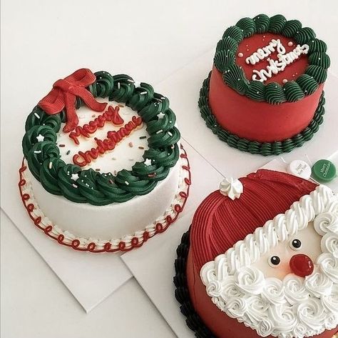 Christmas Cake 2022, Christmas Bento Cake Design, Christmas Themed Dessert, Christmas Bento Cake, Christmas Cakes Easy, Christmas Themed Cake, Christmas Pastries, Christmas Cake Designs, Christmas Cake Decorations