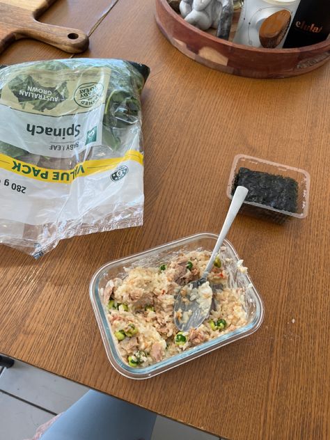 Sushi rice, mayo, tuna, wasabi peas , snack seaweed, spinach Seaweed With Rice, Rice Seaweed, Wasabi Peas, Tuna Mayo, Nourishing Meals, Seaweed Snacks, Sushi Bowl, Sushi Rice, Pack Lunch