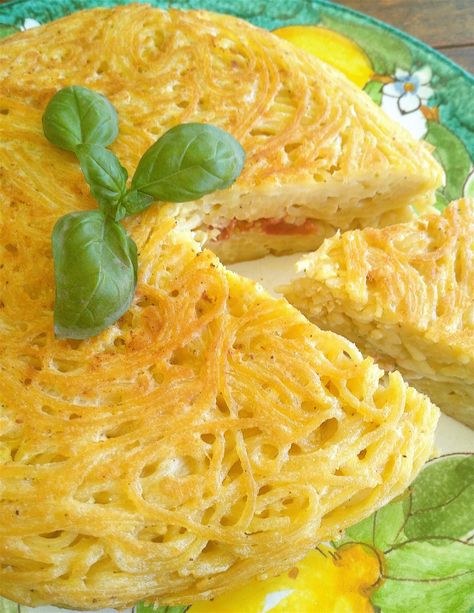 Spaghetti Omelette (Frittata di Pasta), Campania Style - Our Edible Italy Spaghetti And Eggs Recipes, Pasta And Egg Recipe, Leftover Spaghetti Noodles Recipes, Pasta Omelette, Breakfast Spaghetti, Breakfast Noodles, Spaghetti Frittata, Breakfast Pasta, Pasta Frittata