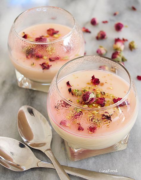 Muhallabia in small glasses with rose syrup, pistachios and roses Mahalabia Recipe, Middle Eastern Dessert, Afternoon Greetings, Middle Eastern Desserts, Tandoori Masala, Chips Ahoy, Dessert Aux Fruits, Arabic Sweets, Small Desserts