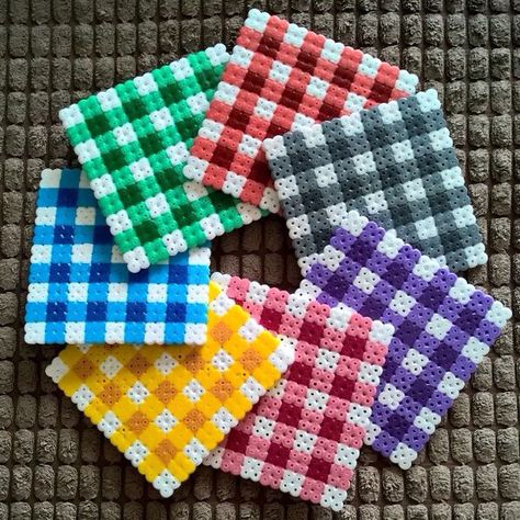 Perler Bead Coasters, Hama Beads Coasters, Bead Coasters, Perler Bead Designs, Pyssla Beads, Melt Beads Patterns, Hamma Beads Ideas, Easy Perler Bead Patterns, Melty Bead Patterns