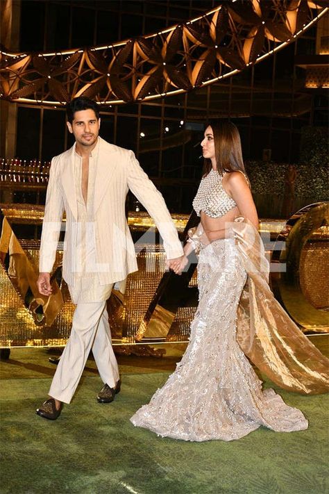 Siddarth Malhotra Wedding, Couple Indian Outfits, Siddharth Malhotra Wedding, Sidharth Malhotra Wedding, Kiara Advani Lehenga, Sidharth Malhotra Kiara Advani, Kiara Advani Outfits, Kiara Advani And Sidharth Malhotra, Wedding Dubai