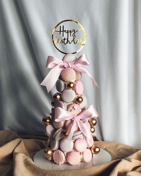 Macaron Cake Topper, Macaron Tower Birthday, Diy Macaron Stand, Christmas Macaron Tower, Macaron Tower Cake, Maccarone Cake, Macaron Cake Ideas, Macaroon Decoration, Macaroons Tower