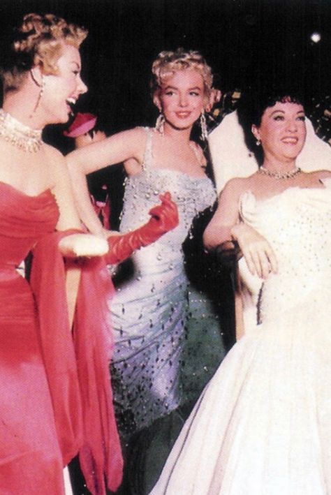 With Ethel Merman and Mitzi Gaynor On set of There’s No Business Like Show Business;1954 No Business Like Show Business, Ethel Merman, Mitzi Gaynor, Marilyn Monroe Movies, Marilyn Monroe Art, Marilyn Monroe Photos, Norma Jean, Norma Jeane, Hollywood Legends