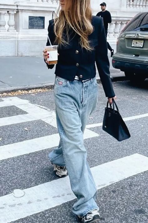 8 Effortlessly Chic Everyday Outfit Ideas | Wardrobe Icons Parisian Chic Outfits, Rok Midi, Sandal Tali, Chanel Style Jacket, Look Jean, Walking Down The Street, Chique Outfits, What To Wear Today, Mode Jeans