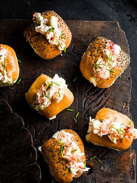 Mini Lobster Rolls, Lobster Appetizers, Vegetarian Canapes, Mini Food Appetizers, Easy Canapes, Christmas Canapes, British Tea Party, Lobster Roll Recipes, Canapes Recipes