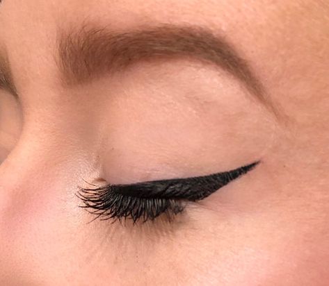 Eyeliner Wings, Winged Liner Makeup, Liner Tutorial, Easy Winged Eyeliner, Eyeshadow For Green Eyes, Eyeliner Shapes, 2021 Makeup, Bold Eyeliner, Winged Eyeliner Tutorial