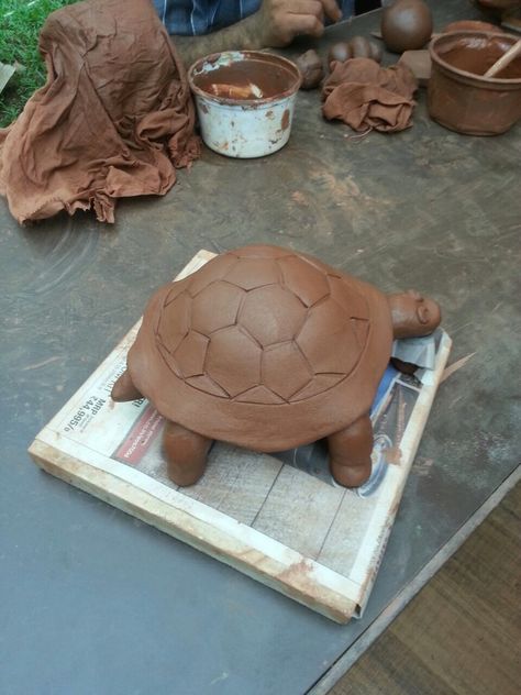 Terracotta tortoise made by me at a workshop Terracotta Clay Sculpture, Terracotta Art Sculpture, Easy Clay Sculptures, Clay Sculptures, Clay Stuff, Terracotta Clay, Tanah Liat, Simple Craft, Clay Tiles