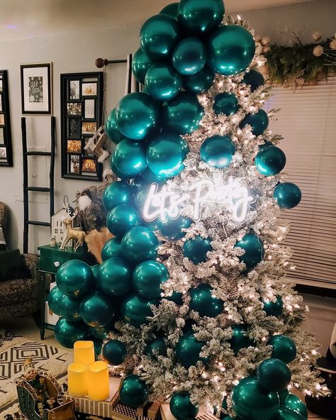 Balloon Christmas Tree Decorations, Christmas Tree With Balloon Decor, Balloons On Christmas Tree, Ballooon Christmas Tree, Christmas Tree Decorated With Balloons, Balloons In Christmas Tree, Christmas Tree With Balloons, 2023 Cocktails, Small Balloon Christmas Tree