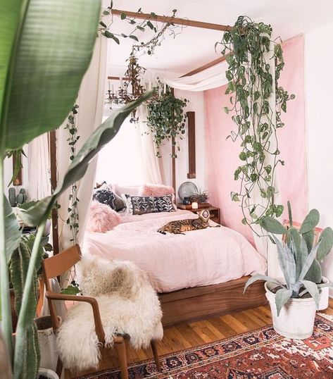 Focus Ideas, Bohemian Bedrooms, Dekorasi Kamar Tidur, Room Deco, Spring Theme, Aesthetic Rooms, Bedroom Goals, Bohemian Bedroom, Pink Bedroom