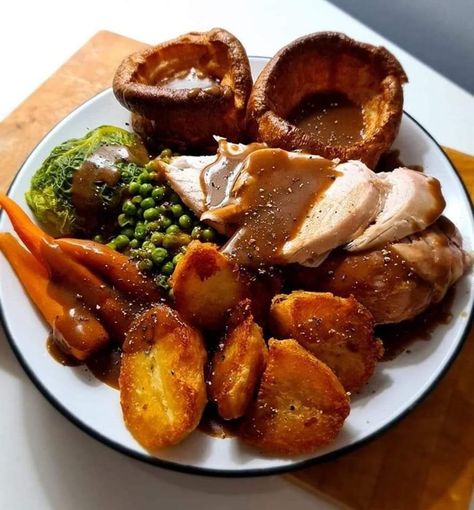 British Roast Dinner, Sunday Roast Chicken, Feast Ideas, Sunday Roast Dinner, Roast Beef Dinner, Roast Chicken Dinner, Ground Beef Pasta, Christmas Feast, Roast Dinner