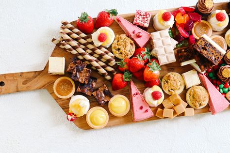 Mini Dessert Platter, Desert Platter Ideas, Cake Platter Ideas, Sweet Platter Ideas, Dessert Plank, Dessert Grazing Platter, Dessert Platter Ideas, Desert Platter, Sweets Platter