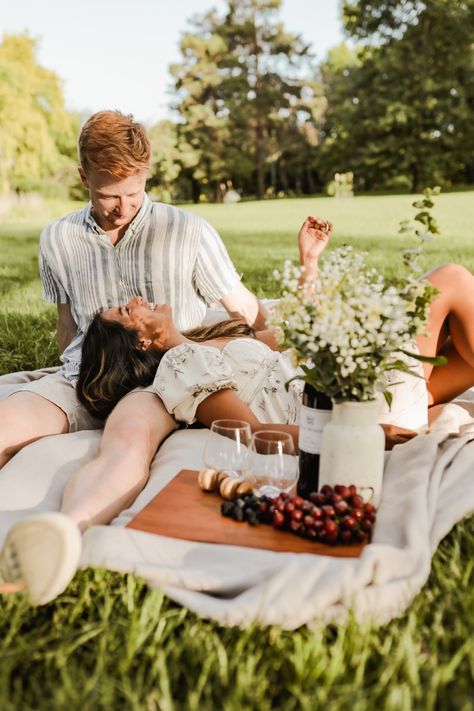 Picnic Engagement Photos, Picnic Photo Shoot, Picnic Pictures, Picnic Photography, Picnic Engagement, Fall Engagement Pictures, Pre Wedding Photoshoot Outfit, Fall Picnic, Milestone Photos