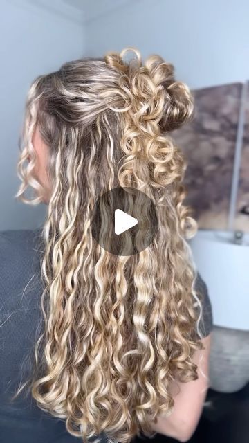 Half Up Curly Hair, Diy Hair Hacks, Curly Hair Half Up Half Down, Curly Hair Dos, Diy Curls, Half Bun Hairstyles, Half Up Hairstyle, Curly Hair Ponytail, Curly Hair Beauty