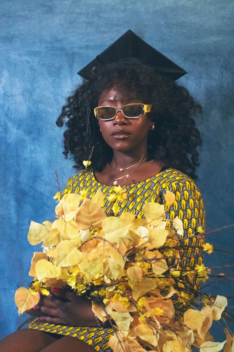 Sitting Down Graduation Poses, Graduation Inspo Black Woman, Byu Idaho Graduation Pictures, Black Graduation Aesthetic, Simple Graduation Photoshoot, African Senior Pictures, Senior Portraits Aesthetic, Greek Graduation Pictures, Phd Photoshoot Ideas