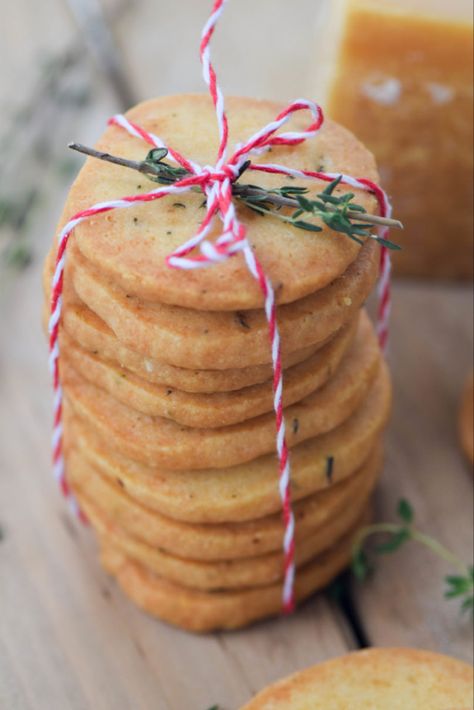 Edible Gifts Homemade, Parmesan Crackers, Savoury Crackers, Xmas Recipes, Figgy Pudding, Holiday Sweets, Gifts Homemade, Homemade Food Gifts, Homemade Crackers