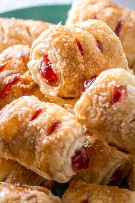 easy-strawberry-strudels-recipe Ideas For Puff Pastry Sheets, Jam Pastry Recipe, Baking For A Crowd Desserts, Jam And Puff Pastry, Puff Pastry And Lemon Pie Filling, Puff Pastry Small Bites, Puff Pastry Recipes Dessert Strawberries, Easy Puff Pastry Snacks, Things To Make With Jam