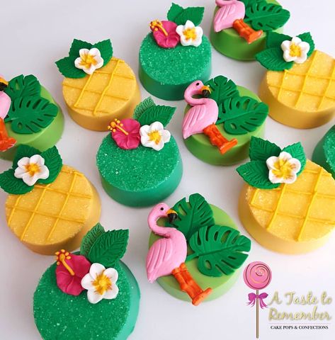 Luau themed flamingo and pineapple chocolate covered oreos 🍍💕🍍💕 Mini palm leaf mold by @lavendersbakeshop . . . #letsflamingle #flamingo… Luau Chocolate Covered Oreos, Aloha Party Treats, Summer Chocolate Covered Strawberries, Luau Treats, Flamingo Treats, Luau Desserts, Pineapple Chocolate, Oreo Ideas, Luau Party Food