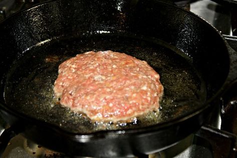 Hamburgers cooked outdoors on the grill are as American as apple pie, but cooking out is a fair-weather activity. When a summer storm blows up or cold weather settles in, you don’t have to settle for pan-fried burgers. Instead, use your broiler to make perfectly seared hamburgers that will remind you of those summer barbecues. Pan Fried Hamburgers, Slow Cooker Hamburger Recipes, Hamburgers On The Stove, Cast Iron Skillet Burgers, Stovetop Burgers, Skillet Burgers, Cast Iron Burgers, Pan Burgers, Cooking Burgers