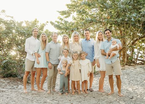 Big Family Beach Pictures Outfits, Beach Family Photos Large Group, Large Family Photo Outfits Beach, Beach Family Photos Outfits 2023, Family Beach Pictures Neutral Colors, Family Beach Pictures Sage Green, Coastal Family Pictures, Family Matching Beach Outfits, Summer Family Beach Pictures