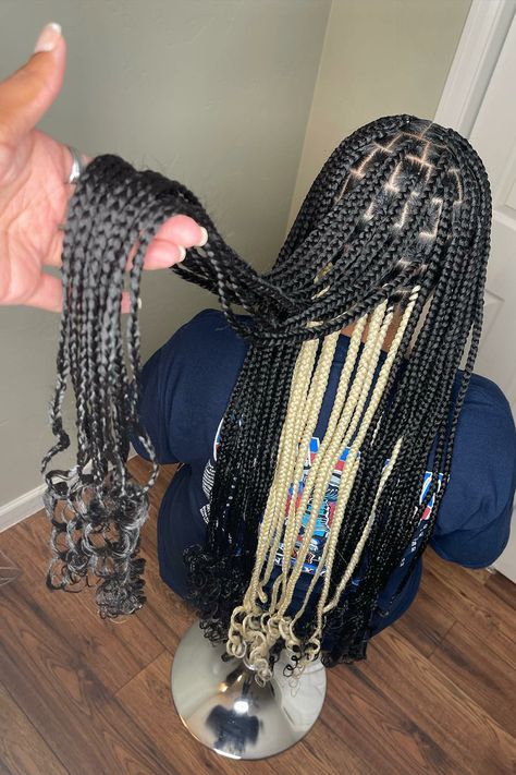 Peekaboo Braids Blonde Peekaboo Braids, Peekaboo Braids With Beads, Blonde Peekaboo, Braids Peekaboo, Peekaboo Braids, Peekaboo Hair Colors, Peekaboo Color, Colored Box Braids, Weave Hairstyles Braided