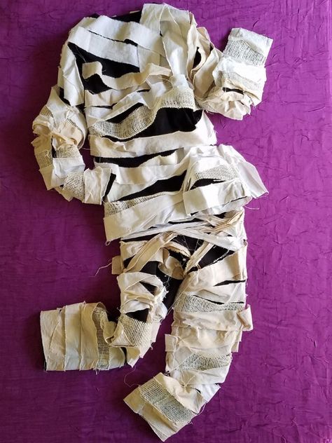 Mummy DIY Halloween Costume Family Egyptian Halloween Costumes, Diy Classic Halloween Costumes, Women Monster Costume, Toddler Zombie Costume Boy, Toddler Monster Costume Diy, Kids Mummy Costume Diy, Homemade Family Halloween Costumes, Halloween Costumes Boys Diy, Monster Family Costumes