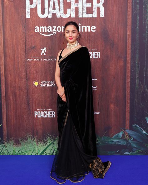 Alia Bhatt's Black Velvet Saree Saga at the Poacher London Screening Alia Bhatt Black Saree Look, Trending Sarees Indian Weddings, Alia Bhatt In Saree, Black Velvet Saree, Alia Saree, Alia Bhatt Style, Alya Bhatt, Sabyasachi Outfits, Aliya Bhatt