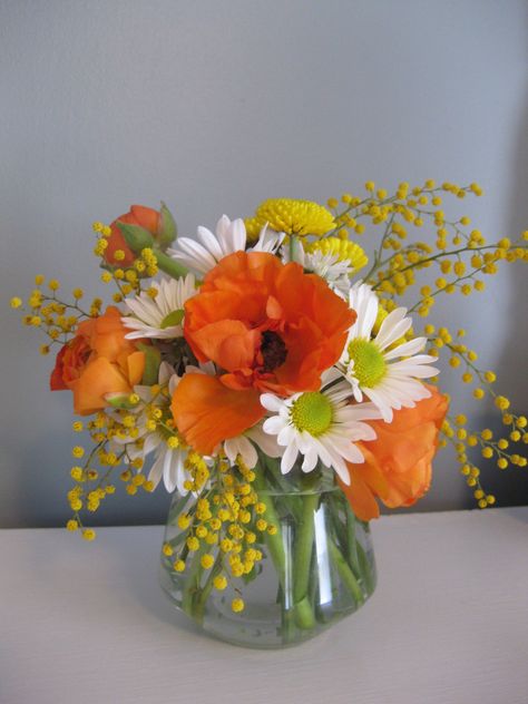 Simple Flower Arrangements, Vase Flower Arrangements, Arreglos Ikebana, Vase Ideas, Small Flower Arrangements, Tafel Decor, Diy Arrangements, Flower Vase Arrangements, Arrangement Ideas