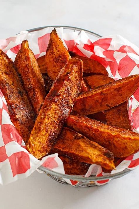 Sweet Potato Wedges Oven, Oven Wedges, Roasted Sweet Potato Wedges, Baked Snacks, Oven Roasted Sweet Potatoes, Plate Recipes, Afrikaanse Resepte, Veggie Recipe, Potato Wedges Recipe