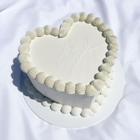 Retro Wedding Cakes, Heart Shaped Wedding Cakes, Engagement Party Cake, Heart Wedding Cakes, Heart Cakes, Classic Wedding Cake, Heart Shaped Cakes, Simple Wedding Cake, Engagement Cakes