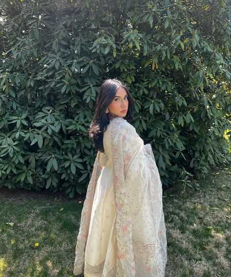 Eid Outfit Picture Ideas, Salwar Kameez Poses, Pose In Pakistani Suit, Poses In Eastern Dresses, Eid Photo Inspiration, Desi Outfit Pose Ideas, Eid Day Pictures Poses, Ethinic Wears Poses, Pose For Eid Pictures