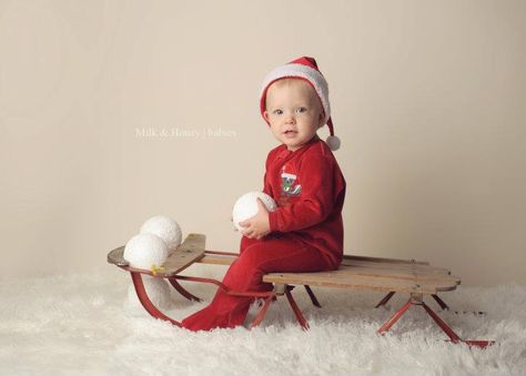 sled Sled Pictures, Circle Photography, Christmas Mini Shoot, Christmas Baby Pictures, Foto Kids, Honey Photography, Christmas Sled, Holiday Mini Session, Xmas Photos