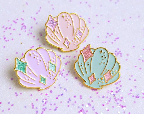 Mermaid's Seashell Glitter Enamel Pin - With Holographic Backing Card Mermaid Pin, Custom Lapel Pins, Enamel Pin Collection, Pin Game, Pretty Pins, Soft Enamel Pins, Enamel Lapel Pin, Backing Card, Cool Pins