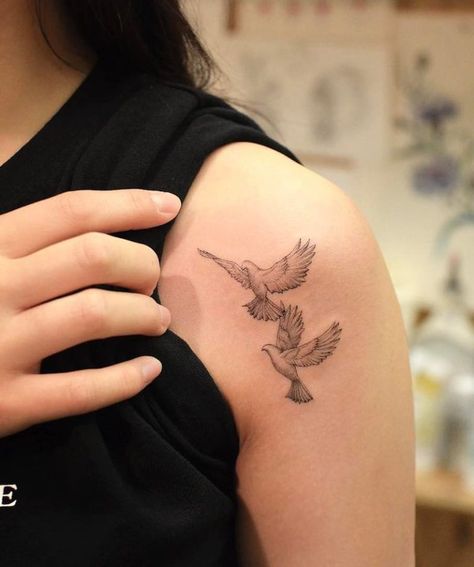 Dove Tattoo Ideas, Small Dove Tattoos, Shoulder Tattoos For Females, Pigeon Tattoo, Front Shoulder Tattoos, Dove Tattoo Design, Tato Minimal, Dove Tattoos, Shoulder Blade Tattoo