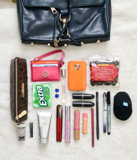 Small Purse Essentials, Minimalist Purse, What's In My Backpack, Everyday Bag Essentials, What's In My Purse, In My Purse, Inside My Bag, Purse Essentials, My Purse