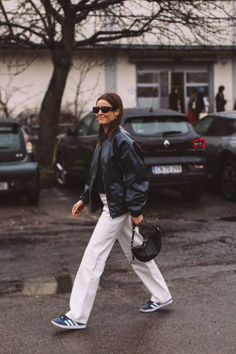 White Jeans Fall, Vinter Mode Outfits, Berlin Fashion Street, White Jeans Winter, Copenhagen Street Style, Look Jean, White Jeans Outfit, Fashion Capsule Wardrobe, Scandinavian Fashion