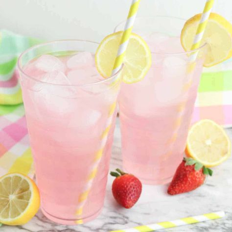 Tall glasses of strawberry lemonade. Pretty Lemonade Drinks, Pink Lemonade Mocktail Recipe, Strawberry Lemonade Aesthetic, Pink Lemonade Aesthetic, Nichole Daniels, Sparkling Pink Lemonade, Drinks With Sprite, Lemonade Spritzer, Sparkling Strawberry Lemonade